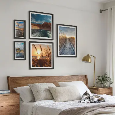 Pared galería de arte paisajes con agua, vegetación y sendero