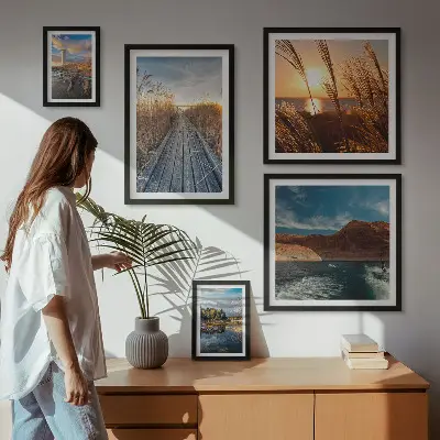 Pared galería de arte paisajes con agua, vegetación y sendero