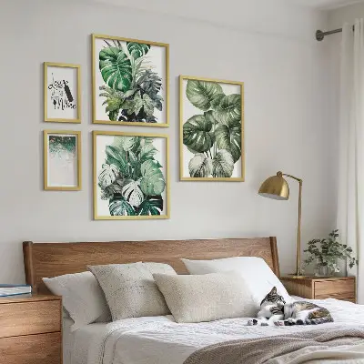 Pared galería de arte con frases abstractas sobre plantas