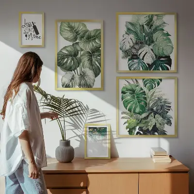 Pared galería de arte con frases abstractas sobre plantas