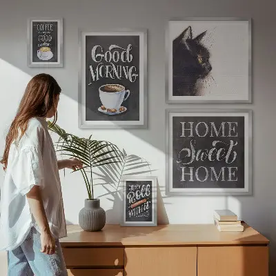 Pared galería de arte con eslóganes positivos sobre gatos y café