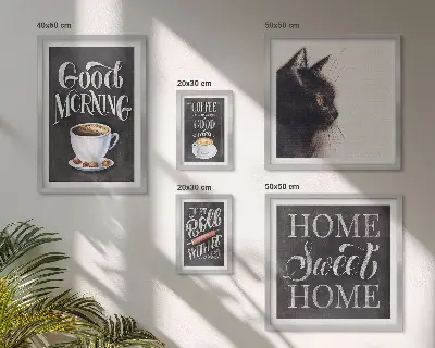Pared galería de arte con eslóganes positivos sobre gatos y café