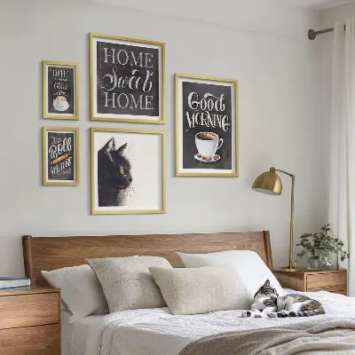 Pared galería de arte con eslóganes positivos sobre gatos y café