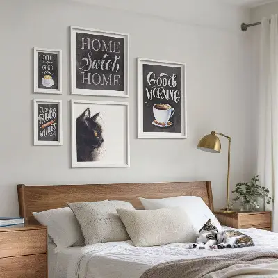 Pared galería de arte con eslóganes positivos sobre gatos y café