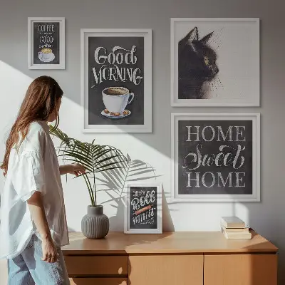 Pared galería de arte con eslóganes positivos sobre gatos y café