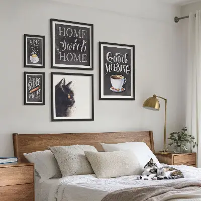 Pared galería de arte con eslóganes positivos sobre gatos y café