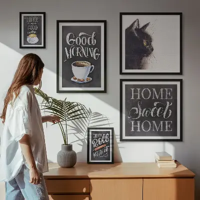 Pared galería de arte con eslóganes positivos sobre gatos y café