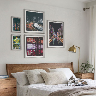 Pared galería de arte Ciudad moderna de noche con luces de neón.