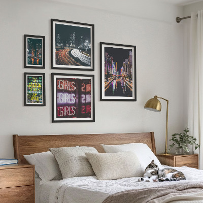 Pared galería de arte Ciudad moderna de noche con luces de neón.