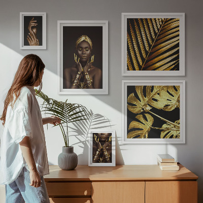 Set de 5 cuadros para salón Retratos de mujeres en la naturaleza con un estilo glamuroso.