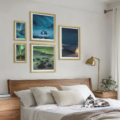 Set de 5 cuadros para salón con diseño de paisajes invernales y auroras boreales