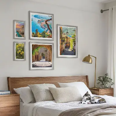 Pared galería de arte con encantadoras vistas al mar