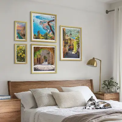 Pared galería de arte con encantadoras vistas al mar