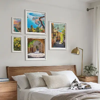 Pared galería de arte con encantadoras vistas al mar