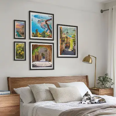 Pared galería de arte con encantadoras vistas al mar