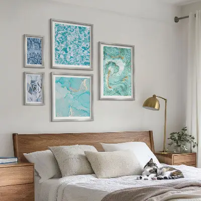 Pared galería de arte con elegantes detalles en azul turquesa