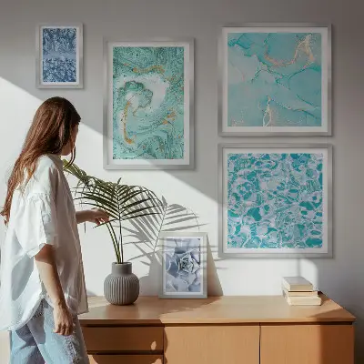 Pared galería de arte con elegantes detalles en azul turquesa