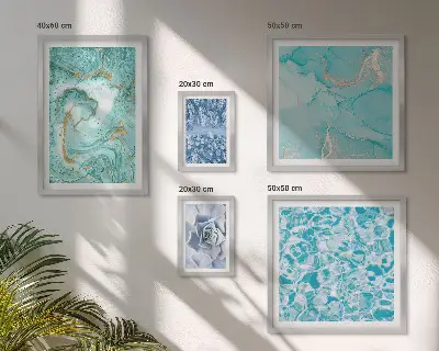 Pared galería de arte con elegantes detalles en azul turquesa