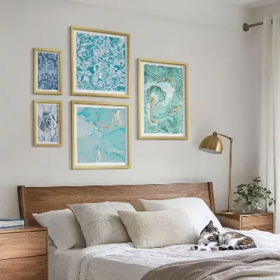 Pared galería de arte con elegantes detalles en azul turquesa
