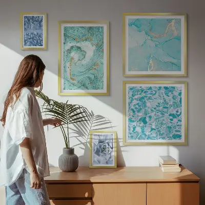 Pared galería de arte con elegantes detalles en azul turquesa