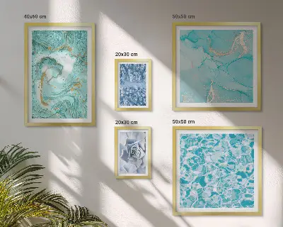 Pared galería de arte con elegantes detalles en azul turquesa