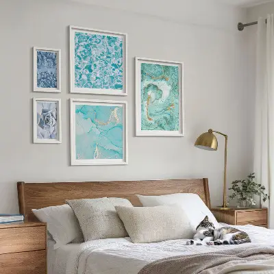 Pared galería de arte con elegantes detalles en azul turquesa