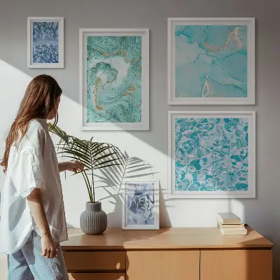 Pared galería de arte con elegantes detalles en azul turquesa