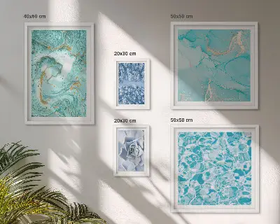 Pared galería de arte con elegantes detalles en azul turquesa