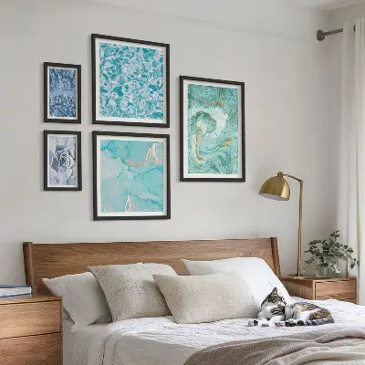 Pared galería de arte con elegantes detalles en azul turquesa