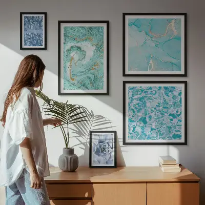 Pared galería de arte con elegantes detalles en azul turquesa