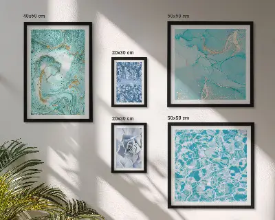 Pared galería de arte con elegantes detalles en azul turquesa
