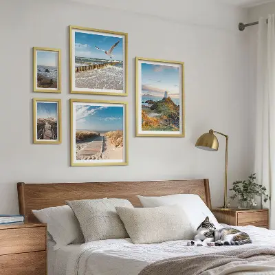 Set de 5 cuadros para salón con diseño de faros y playas costeras