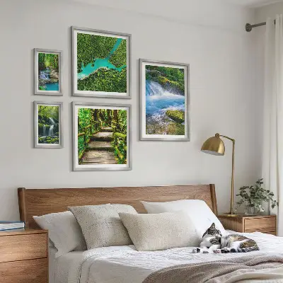 Set de 5 cuadros para salón con diseño de oasis verdes naturales en el bosque