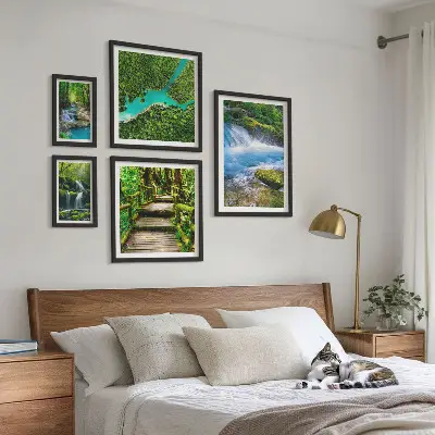 Set de 5 cuadros para salón con diseño de oasis verdes naturales en el bosque