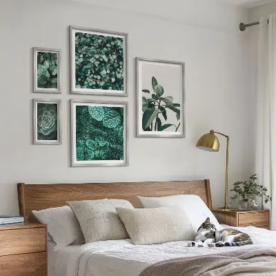 Pared galería de arte con motivos vegetales de hojas verdes