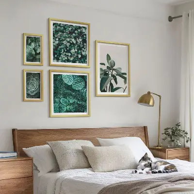 Pared galería de arte con motivos vegetales de hojas verdes