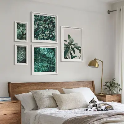 Pared galería de arte con motivos vegetales de hojas verdes
