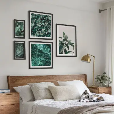Pared galería de arte con motivos vegetales de hojas verdes