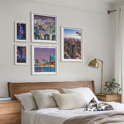 Conjunto de cuadros decorativos Paisajes nocturnos de la ciudad iluminados con luces de neón.