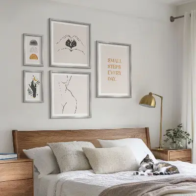 Pared galería de arte con frases de motivación, pensamiento positivo y estilo minimalista