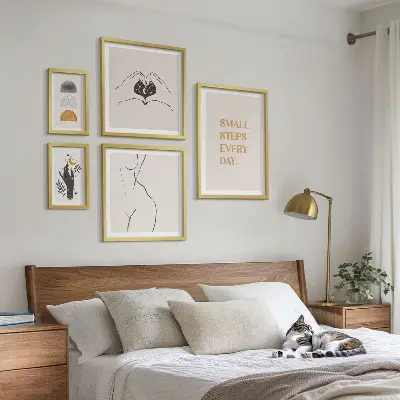 Pared galería de arte con frases de motivación, pensamiento positivo y estilo minimalista