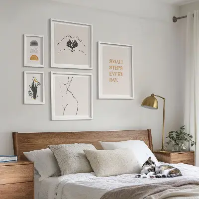 Pared galería de arte con frases de motivación, pensamiento positivo y estilo minimalista