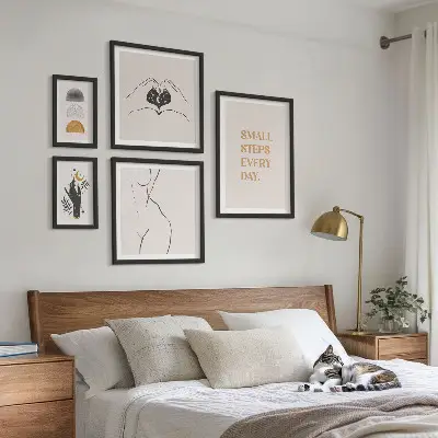 Pared galería de arte con frases de motivación, pensamiento positivo y estilo minimalista
