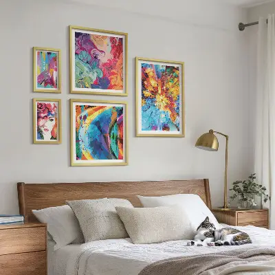 Conjunto de cuadros decorativos con composiciones abstractas y coloridas