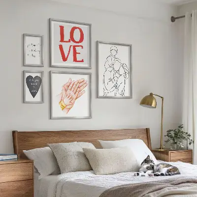 Pared galería de arte con motivos de familia, amor, calidez y felicidad