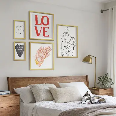 Pared galería de arte con motivos de familia, amor, calidez y felicidad