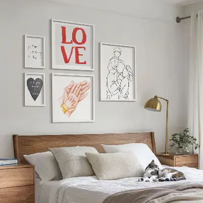 Pared galería de arte con motivos de familia, amor, calidez y felicidad