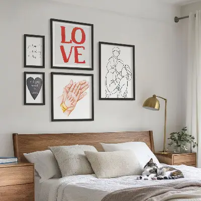 Pared galería de arte con motivos de familia, amor, calidez y felicidad