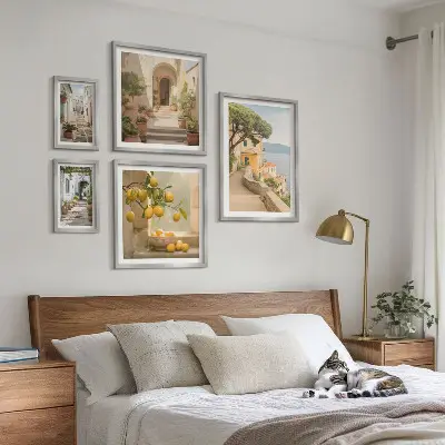 Pared galería de arte encantadoras calles con motivos marineros
