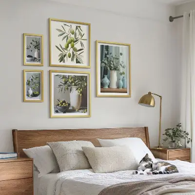 Set de 5 cuadros para salón con diseño de aceitunas verdes en un jarrón